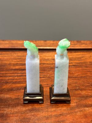 Een groep Chinese sculpturen in lapis lazuli, rozenkwarts en andere (half-)edelstenen, met diverse sokkels, 19/20e eeuw — foto 62