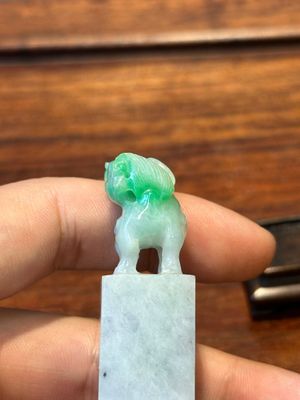 Een groep Chinese sculpturen in lapis lazuli, rozenkwarts en andere (half-)edelstenen, met diverse sokkels, 19/20e eeuw — foto 68