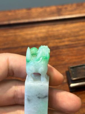 Een groep Chinese sculpturen in lapis lazuli, rozenkwarts en andere (half-)edelstenen, met diverse sokkels, 19/20e eeuw — foto 69