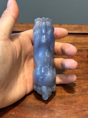 Een groep Chinese sculpturen in lapis lazuli, rozenkwarts en andere (half-)edelstenen, met diverse sokkels, 19/20e eeuw — foto 74