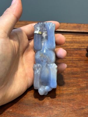 Een groep Chinese sculpturen in lapis lazuli, rozenkwarts en andere (half-)edelstenen, met diverse sokkels, 19/20e eeuw — foto 76