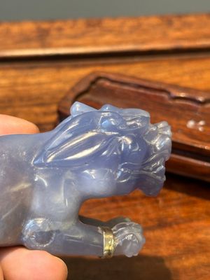 Een groep Chinese sculpturen in lapis lazuli, rozenkwarts en andere (half-)edelstenen, met diverse sokkels, 19/20e eeuw — foto 80