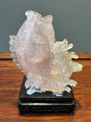 Een groep Chinese sculpturen in lapis lazuli, rozenkwarts en andere (half-)edelstenen, met diverse sokkels, 19/20e eeuw — foto 85