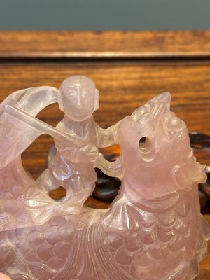 Een groep Chinese sculpturen in lapis lazuli, rozenkwarts en andere (half-)edelstenen, met diverse sokkels, 19/20e eeuw — foto 92