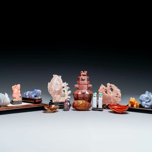 Een groep Chinese sculpturen in lapis lazuli, rozenkwarts en andere (half-)edelstenen, met diverse sokkels, 19/20e eeuw — foto 1
