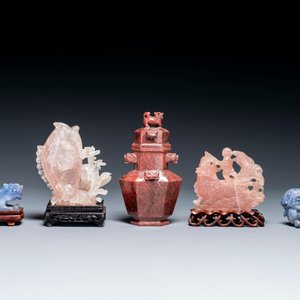 Een groep Chinese sculpturen in lapis lazuli, rozenkwarts en andere (half-)edelstenen, met diverse sokkels, 19/20e eeuw — foto 2