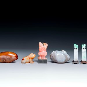 Een groep Chinese sculpturen in lapis lazuli, rozenkwarts en andere (half-)edelstenen, met diverse sokkels, 19/20e eeuw — foto 5