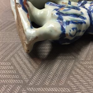 Een groep in polychroom Delfts aardewerk met twee Chinese figuren, 18e eeuw — foto 4