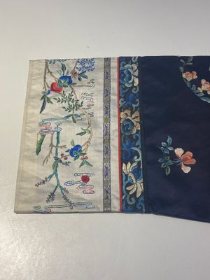 Een groep van acht stukken Chinees geborduurde zijde, 19/20e eeuw — foto 2