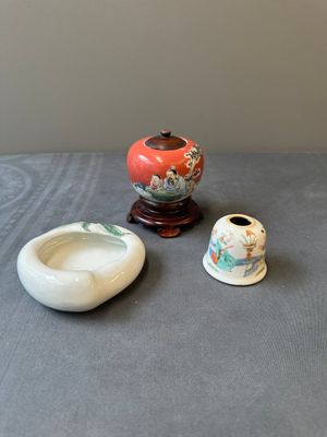 Een groep van drie Chinese famille rose literati bureauobjecten, Qianlong merk, 19/20e eeuw — foto 1