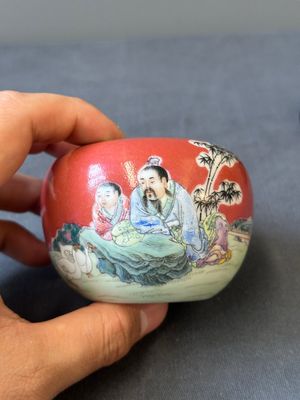 Een groep van drie Chinese famille rose literati bureauobjecten, Qianlong merk, 19/20e eeuw — foto 12