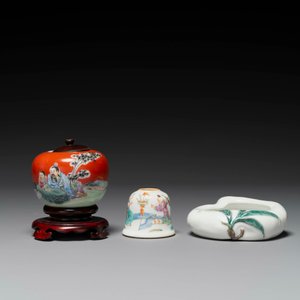 Een groep van drie Chinese famille rose literati bureauobjecten, Qianlong merk, 19/20e eeuw — foto 2