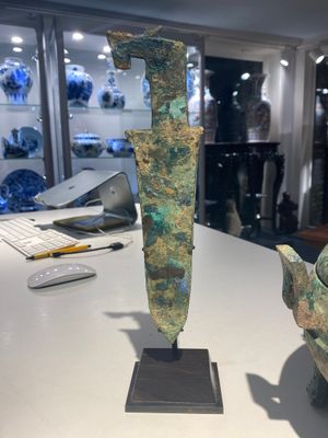 Een groep van vier Chinese archaïsche bronzen voorwerpen, late Shang, Periode van de Strijdende Staten en Han — foto 1