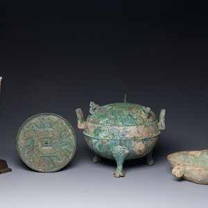 Een groep van vier Chinese archaïsche bronzen voorwerpen, late Shang, Periode van de Strijdende Staten en Han — foto 1