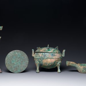 Een groep van vier Chinese archaïsche bronzen voorwerpen, late Shang, Periode van de Strijdende Staten en Han — foto 3