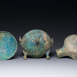 Een groep van vier Chinese archaïsche bronzen voorwerpen, late Shang, Periode van de Strijdende Staten en Han — foto 4
