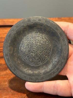 Een groep van vier Chinese bronzen literati bureauobjecten, Shi Sou 石叟 merk, Ming/Qing — foto 2