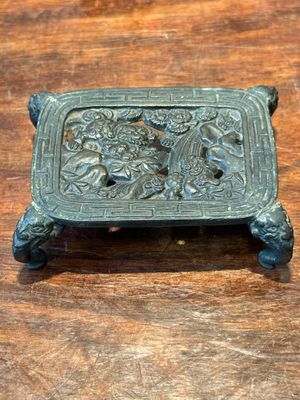 Een groep van vier Chinese bronzen literati bureauobjecten, Shi Sou 石叟 merk, Ming/Qing — foto 7