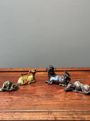Een groep van vier Chinese verguld bronzen scrollgewichten, Ming/Qing — foto 1
