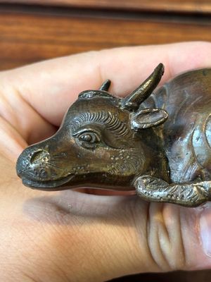 Een groep van vier Chinese verguld bronzen scrollgewichten, Ming/Qing — foto 11