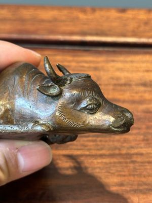 Een groep van vier Chinese verguld bronzen scrollgewichten, Ming/Qing — foto 12