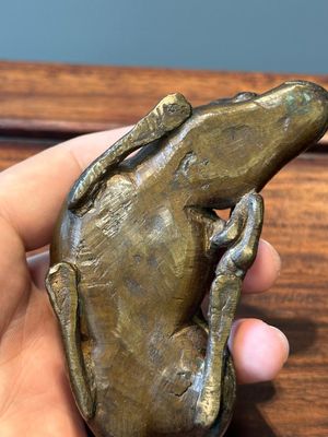 Een groep van vier Chinese verguld bronzen scrollgewichten, Ming/Qing — foto 13