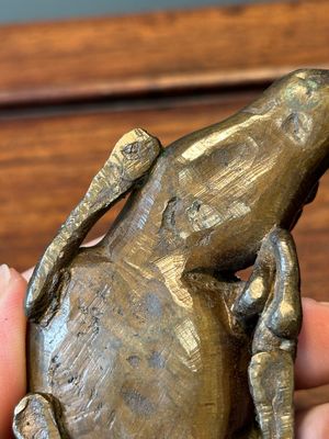 Een groep van vier Chinese verguld bronzen scrollgewichten, Ming/Qing — foto 15