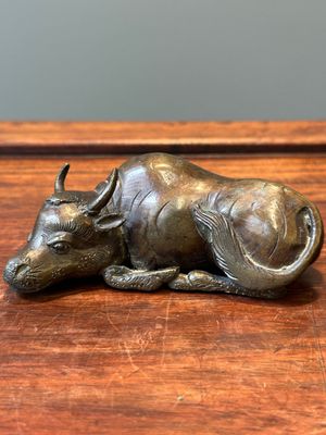 Een groep van vier Chinese verguld bronzen scrollgewichten, Ming/Qing — foto 17