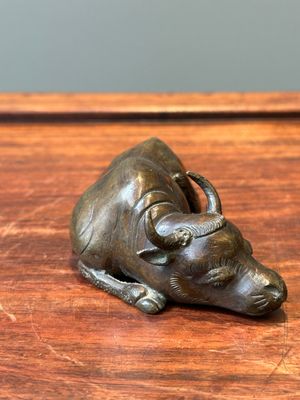Een groep van vier Chinese verguld bronzen scrollgewichten, Ming/Qing — foto 18
