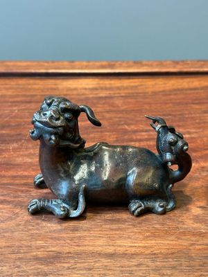 Een groep van vier Chinese verguld bronzen scrollgewichten, Ming/Qing — foto 20