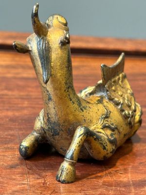 Een groep van vier Chinese verguld bronzen scrollgewichten, Ming/Qing — foto 34