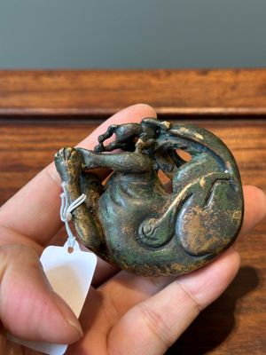 Een groep van vier Chinese verguld bronzen scrollgewichten, Ming/Qing — foto 4