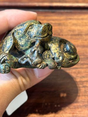 Een groep van vier Chinese verguld bronzen scrollgewichten, Ming/Qing — foto 6