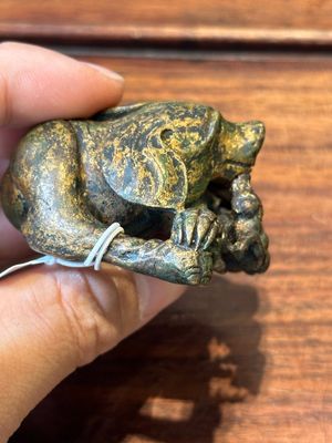 Een groep van vier Chinese verguld bronzen scrollgewichten, Ming/Qing — foto 7