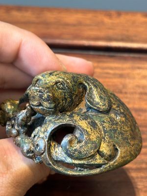 Een groep van vier Chinese verguld bronzen scrollgewichten, Ming/Qing — foto 8
