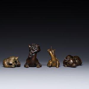 Een groep van vier Chinese verguld bronzen scrollgewichten, Ming/Qing — foto 4