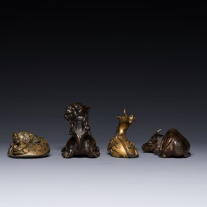Een groep van vier Chinese verguld bronzen scrollgewichten, Ming/Qing — foto 5