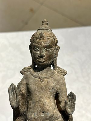 Een groep van vijf bronzen figuren van Boeddha, Thailand en Indonesië, 8/17e eeuw — foto 13