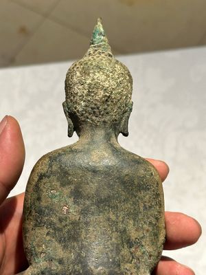 Een groep van vijf bronzen figuren van Boeddha, Thailand en Indonesië, 8/17e eeuw — foto 6