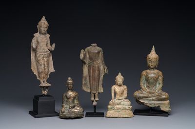 Een groep van vijf bronzen figuren van Boeddha, Thailand en Indonesië, 8/17e eeuw