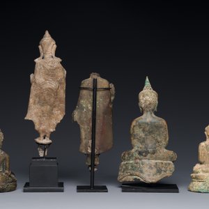Een groep van vijf bronzen figuren van Boeddha, Thailand en Indonesië, 8/17e eeuw — foto 3