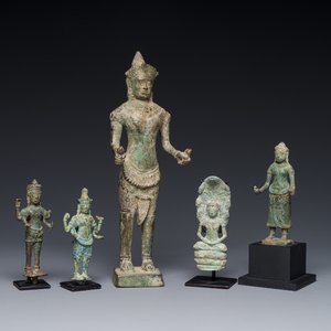 Een groep van vijf bronzen figuren van Shiva, Bodhisattva en Uma, Cambodja, 11/16e eeuw — foto 1