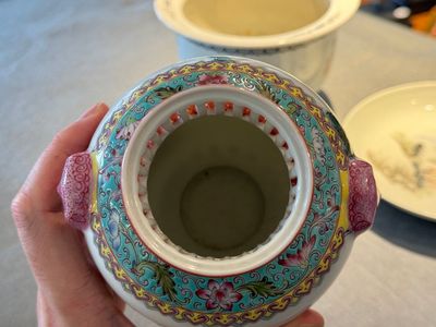 Een groep van vijf stukken Chinees famille rose porselein, Qianlong en Hongxian merk, 19/20e eeuw — foto 20