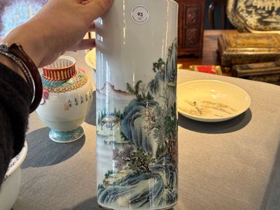 Een groep van vijf stukken Chinees famille rose porselein, Qianlong en Hongxian merk, 19/20e eeuw — foto 21