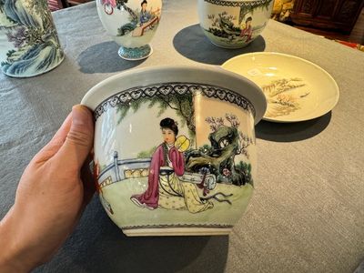 Een groep van vijf stukken Chinees famille rose porselein, Qianlong en Hongxian merk, 19/20e eeuw — foto 5
