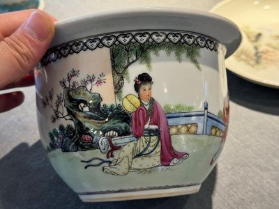 Een groep van vijf stukken Chinees famille rose porselein, Qianlong en Hongxian merk, 19/20e eeuw — foto 10