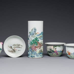 Een groep van vijf stukken Chinees famille rose porselein, Qianlong en Hongxian merk, 19/20e eeuw — foto 1