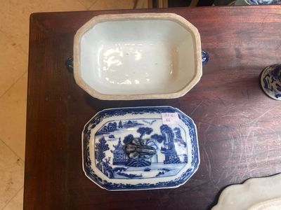 Een groep van zes stukken Chinees blauw-wit porselein, 18/19e eeuw — foto 12