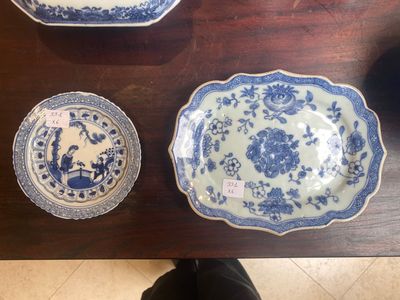 Een groep van zes stukken Chinees blauw-wit porselein, 18/19e eeuw — foto 2
