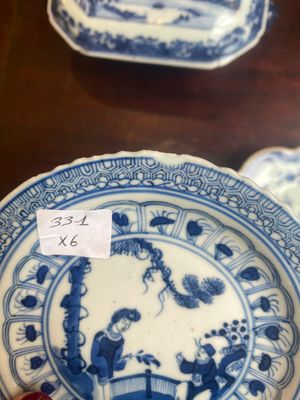 Een groep van zes stukken Chinees blauw-wit porselein, 18/19e eeuw — foto 3